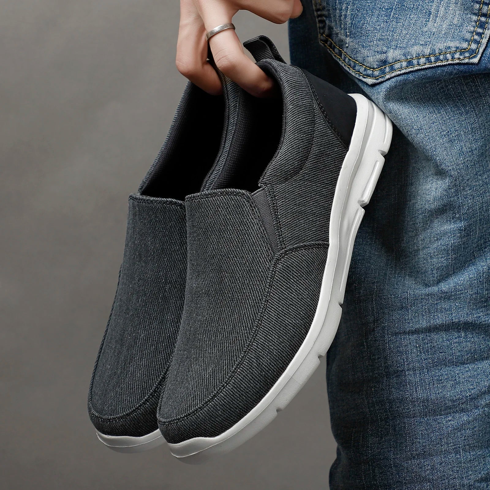 Men’s Slip-On Sneakers with Rounded Toe and Flat Sole